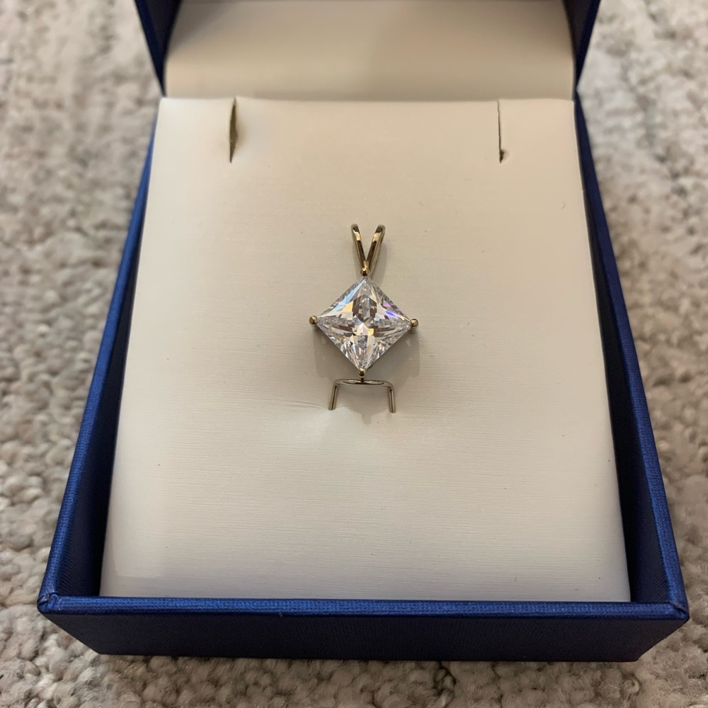 NWB Agape Diamonds 4 carat Solitare Pendant with 14k gold base